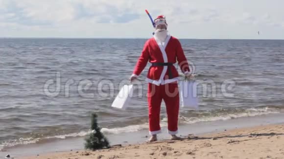 圣诞老人在海滩购物度假礼物视频的预览图