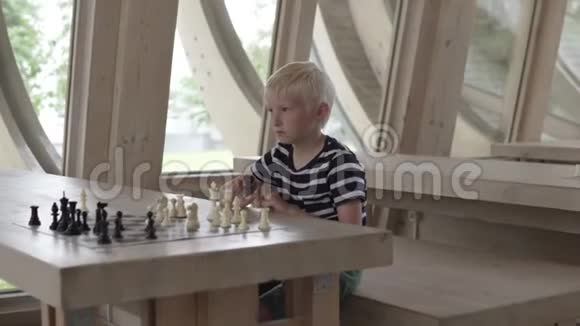 一个白化病男孩在国际象棋俱乐部下棋视频的预览图