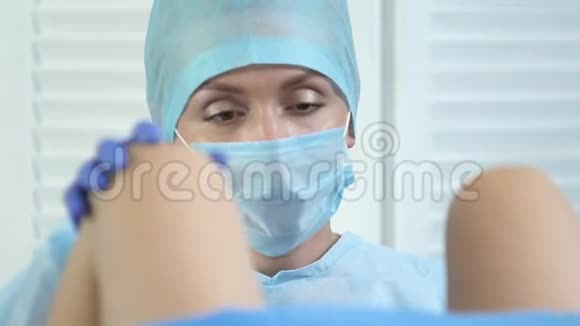 女医生制服协助妇女接生助产士医院视频的预览图