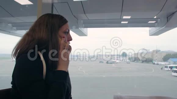 女孩在机场打电话视频的预览图