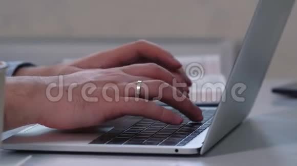 靠近一个在笔记本电脑上打字的人的手视频的预览图