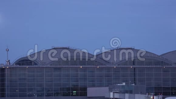 日落机场候机楼飞机起飞视频的预览图