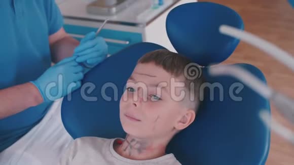 在接待处坐在牙医椅子上的青少年视频的预览图