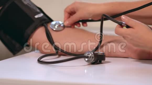 医生开始测量血压视频的预览图