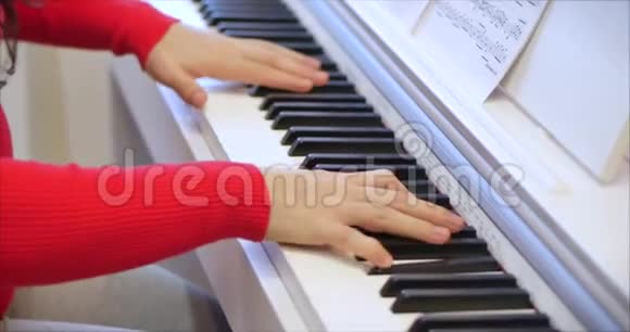 女或女学生或职业钢琴家在一架漂亮的白色钢琴上演奏古典音乐钢琴家的手视频的预览图