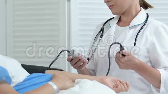 医院护士测量孕妇床上血压保健视频的预览图