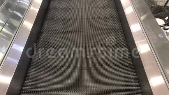 商场里的自动扶梯运动视频的预览图