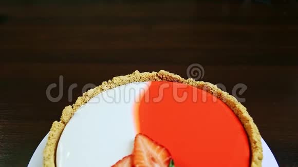 全景在整个圆形的釉面芝士蛋糕装饰草莓切片视频的预览图