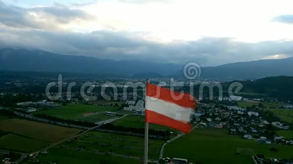 奥地利的风旗旗后一片阴云密布的天空视频的预览图