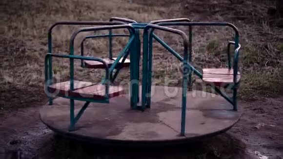 孤独的空子旋转木马在公园里旋转视频的预览图