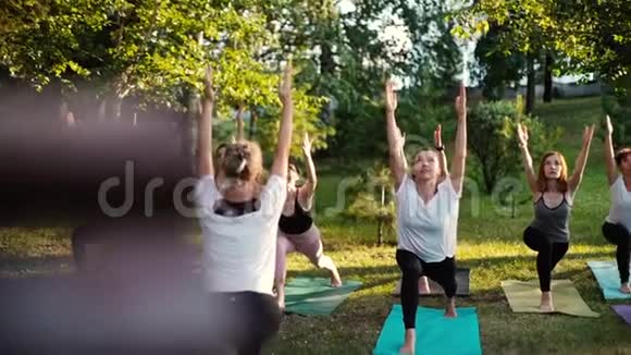 一群年轻女性为腿部和手部肌肉做跳跃运动视频的预览图