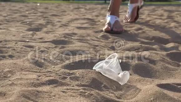 女孩在孩子的操场或沙滩捡塑料垃圾视频的预览图
