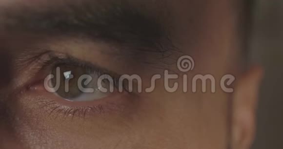 美丽的眨眼男性棕色眼睛特写男性棕眼开启人虹膜宏观自然美电影4k视频视频的预览图