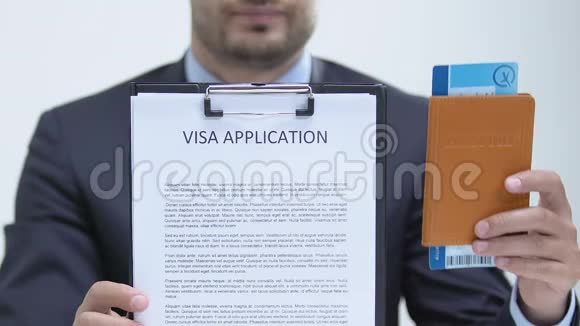 穿着西装的人带着签证申请和护照周游世界视频的预览图