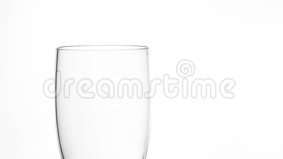 在白色背景的透明饮料玻璃中倒入淡水清凉饮料和点心视频的预览图