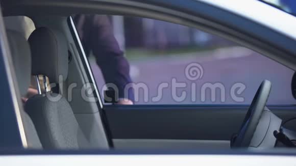 年轻男性带着食物包坐在车里准备开车买东西视频的预览图