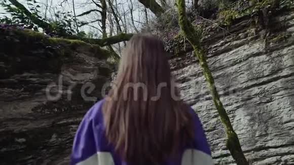 一个女孩慢慢地走在山间迷宫里视频的预览图