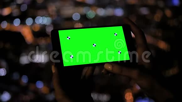 夜间使用黑色智能手机的贴身女性视频的预览图