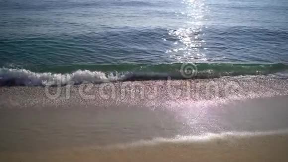 拍摄沙滩海浪冲刷的慢镜头视频的预览图