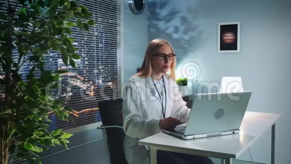 心理学家在线治疗穿着实验室外套的妇女与病人进行电脑视频通话视频的预览图