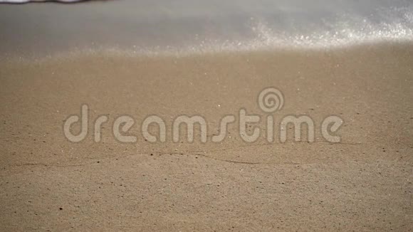 拍摄沙滩海浪冲刷的慢镜头视频的预览图