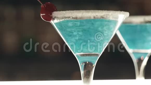 酒吧里的蓝色鸡尾酒视频的预览图