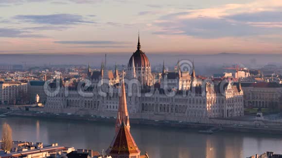 在美丽的黎明天空的背景下建立布达佩斯议会布达佩斯黎明视频的预览图