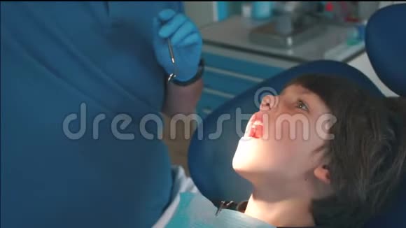牙医在医院里检查一个孩子的嘴视频的预览图