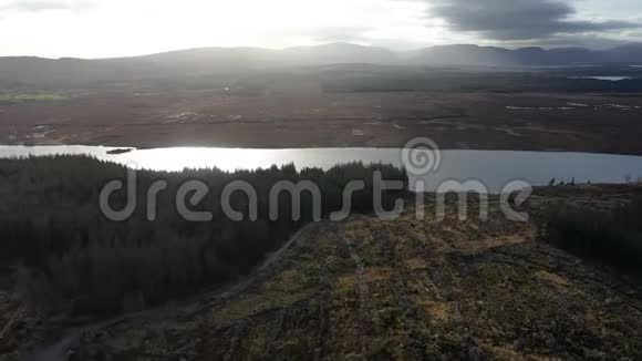 在爱尔兰唐格尔郡的葛莱茨镇旁边的泥炭沼泽上空飞行视频的预览图