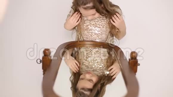 小公主照镜子穿着长发裙子的宝宝视频的预览图