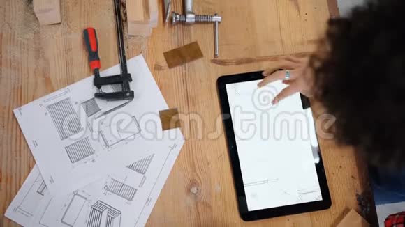 女木匠看平板电脑技术图纸的俯视图视频的预览图