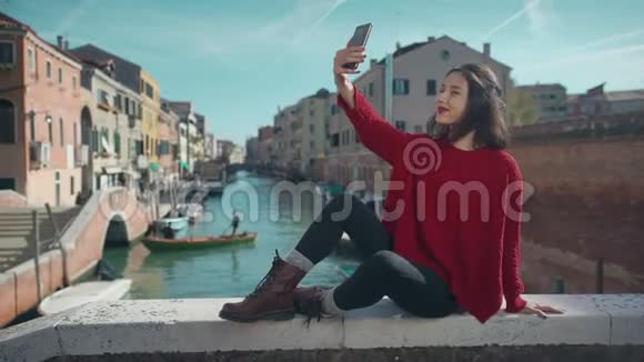 威尼斯的亚洲女人在意大利度假旅行中拍摄自画像照片在户外微笑快乐的混血女人视频的预览图