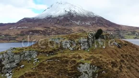 爱尔兰多尼加尔最高的山峰埃里加尔山的鸟瞰图视频的预览图