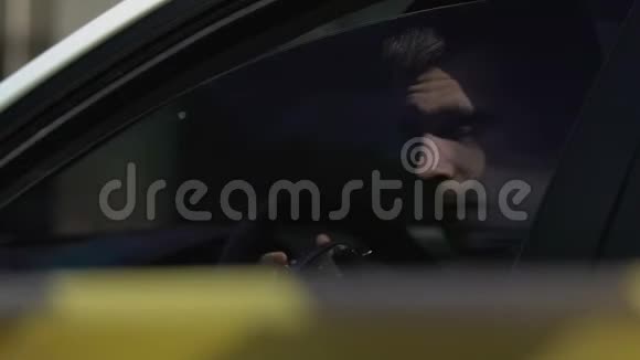 记者在藏在车里的路障胶带上拍照犯罪调查视频的预览图