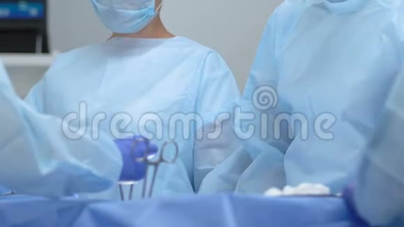 护士协助医生进行手术整形手术吸脂手术视频的预览图