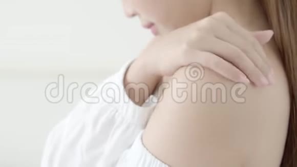 漂亮的亚洲年轻女士化妆女孩手摸护肩霜和化妆水视频的预览图