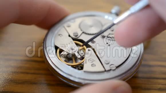 钟表匠正在修理机械手表视频的预览图