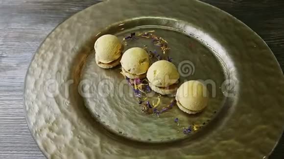 现代装饰的四块球形海绵饼干在盘子里旋转视频的预览图