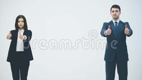 商务男女站着神情自信竖起大拇指面带微笑视频的预览图
