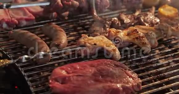 在格子上有一个烤架腌肉排骨香肠木桩赤焰红煤烟木柴手视频的预览图