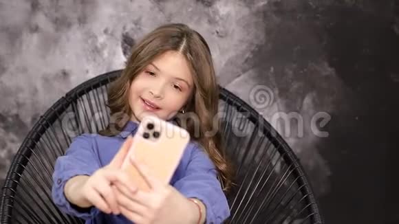 小女孩用她的现代手机拍照视频的预览图