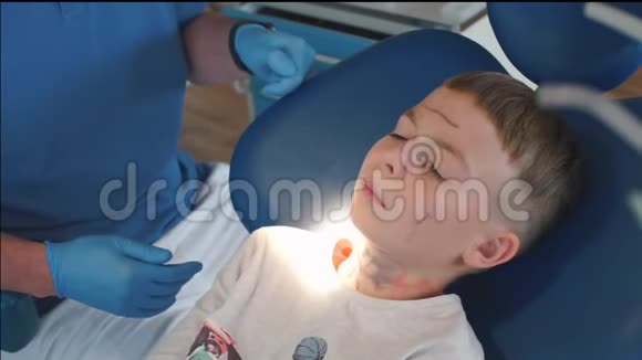 牙医检查完孩子视频的预览图