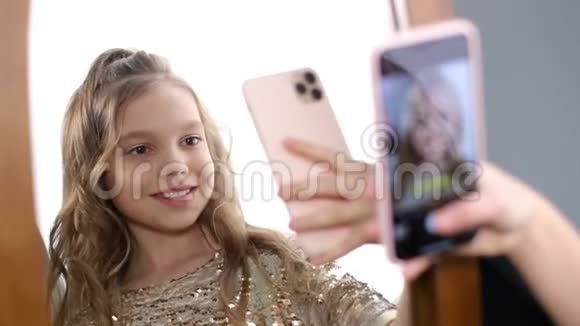 室内智能手机儿童自拍社交网络视频的预览图