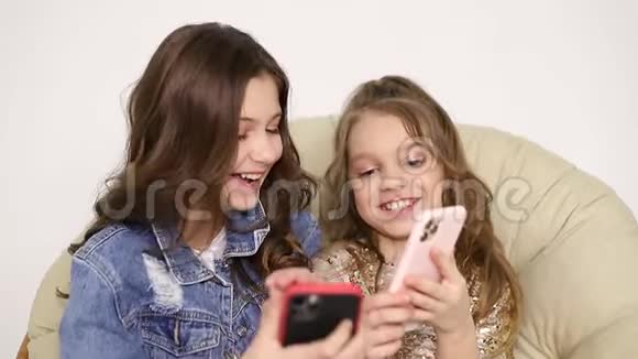 两个姐妹用智能手机拍照视频的预览图