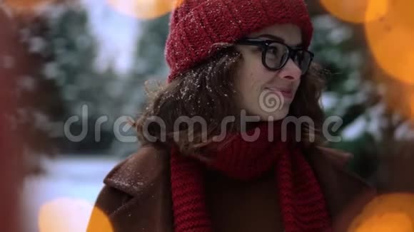 美丽的女学生微笑针织红色帽子在她的头上希普斯特博克圣诞节视频的预览图