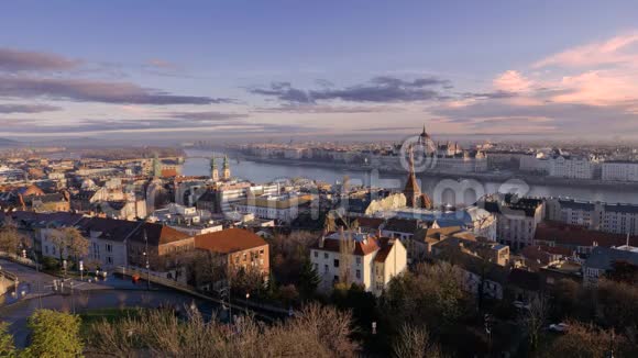 布达佩斯的黎明城市全景和布达佩斯议会的建设视频的预览图