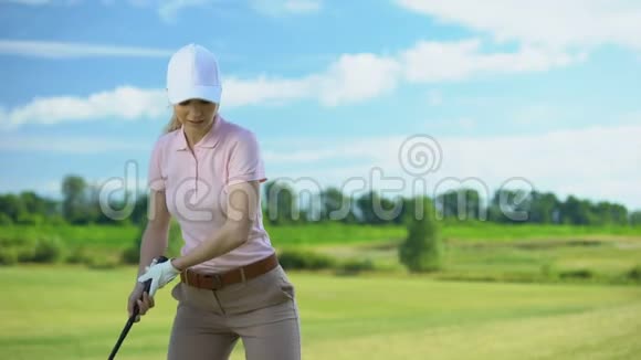 年轻的女高尔夫球手击球很高兴射门成功示意是视频的预览图