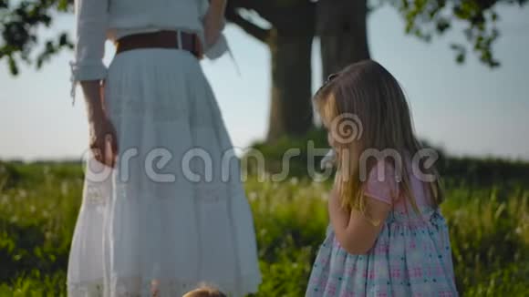 一个快乐的女儿在妈妈身边抱着一个毛绒玩具视频的预览图