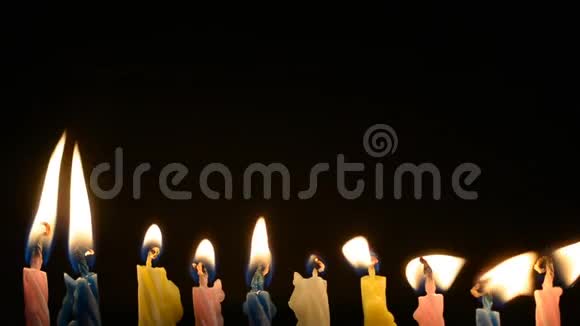 一组蛋糕蜡烛放在黑色背景上有交叉空间视频的预览图