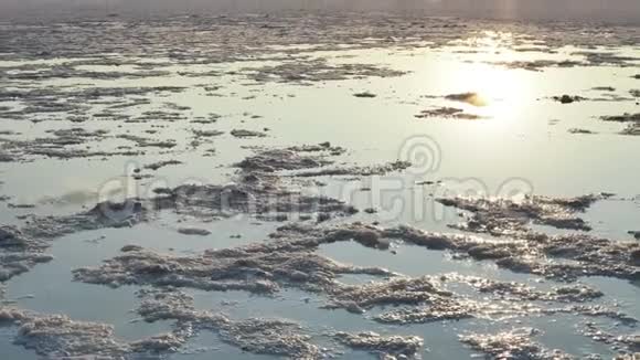 盐湖上的日落水面上的阳光反射视频的预览图